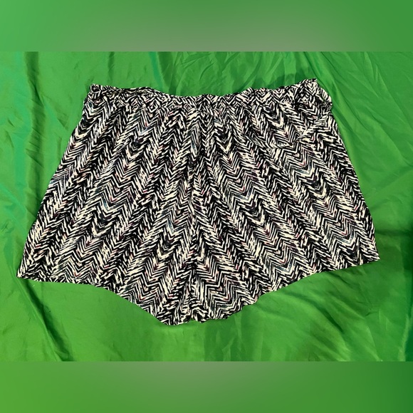 Torrid Black and White High Waist Geometric Shorts size 3 - Picture 6 of 9